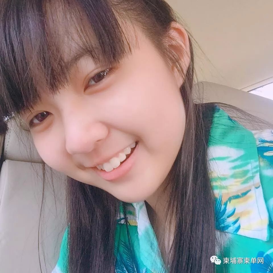 在她拍摄的众多视频里,她还恶搞许佩哲的超长音歌曲《气球,看起来