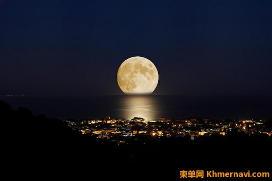 Full-Moon-Rise-Italy.jpg