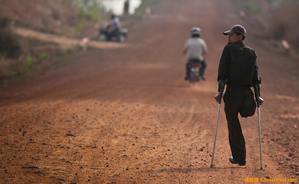 Cambodia-Landmine-Victim002.jpg