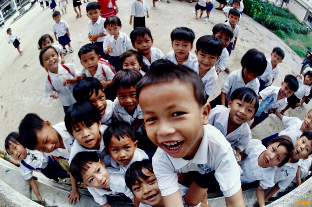 Crazy-kids-want-camera-from-teacher-in-cambodia-2-1024x679.jpg