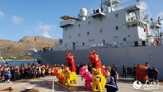 中国海军护航编队抵达南非西蒙镇海军基地-3.jpg