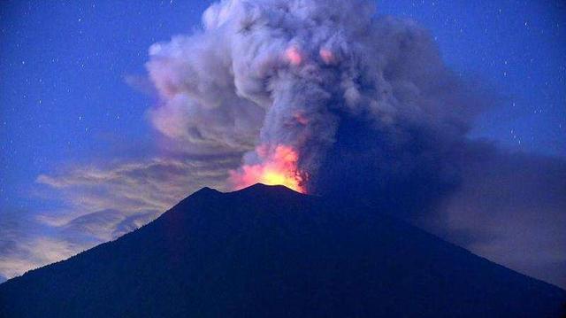 巴厘岛阿贡火山又喷发了！机场临时关闭致7万旅客滞留-1.jpg