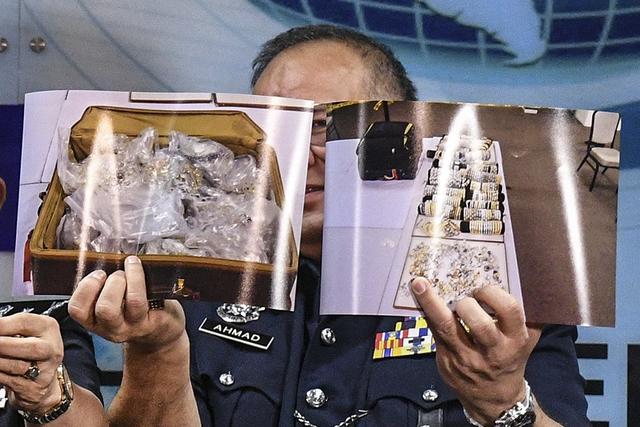马来西亚前总理纳吉布在家被捕 涉及一马案和蒙古女郎命案-2.jpg