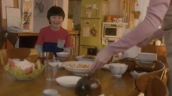 “丧偶式育儿”值得赞美吗？来看四则日本广告和一次跨国争论-27.jpg