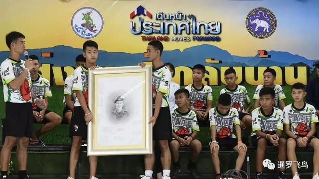向恩人致敬！泰国12获救少年将出家9天-2.jpg
