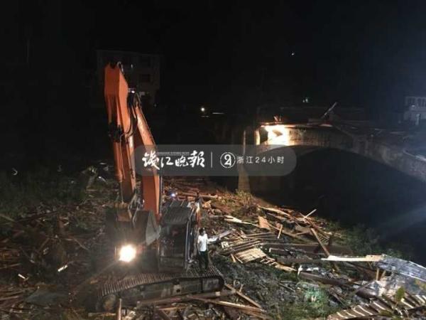 浙江桐庐县廊桥倒塌已致8死3伤，现场仍在救援-1.jpg