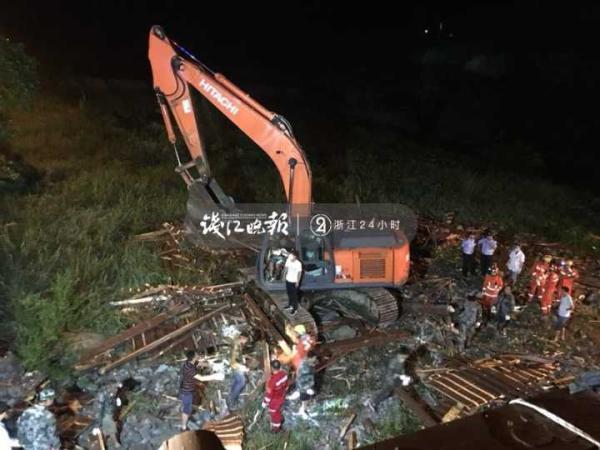 浙江桐庐县廊桥倒塌已致8死3伤，现场仍在救援-2.jpg