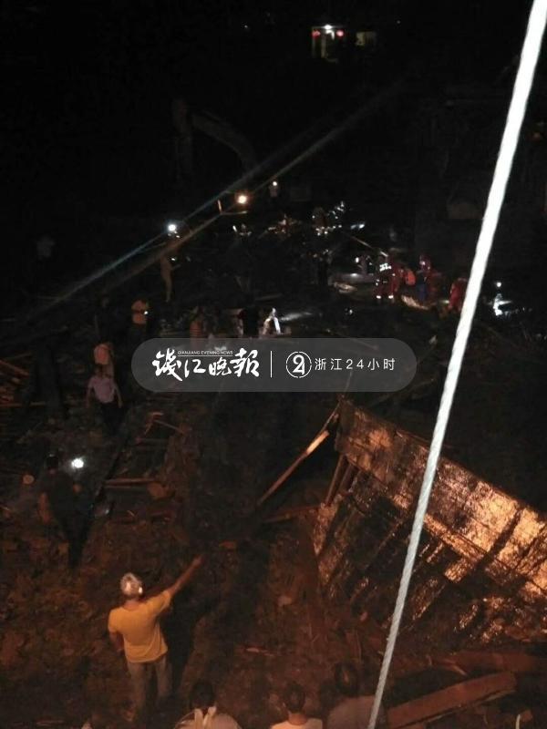 浙江桐庐县廊桥倒塌已致8死3伤，现场仍在救援-3.jpg
