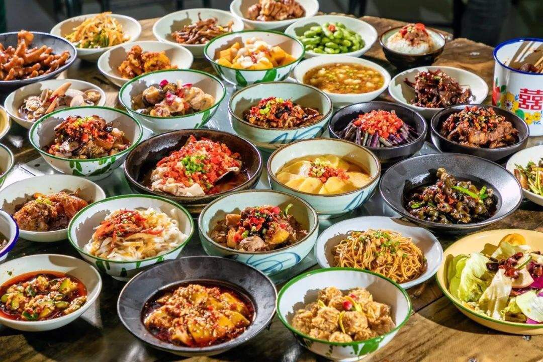 ok美食汇是主打小碗菜和中式营养快餐模式加上特色菜品相结合的创意