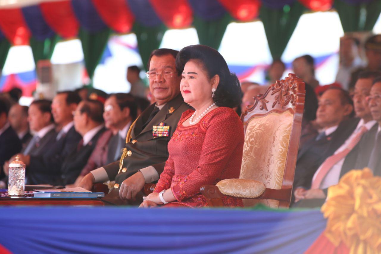 柬埔寨|柬单网|12月29日上午,洪森总理和文拉妮夫人共同主持"双赢政策