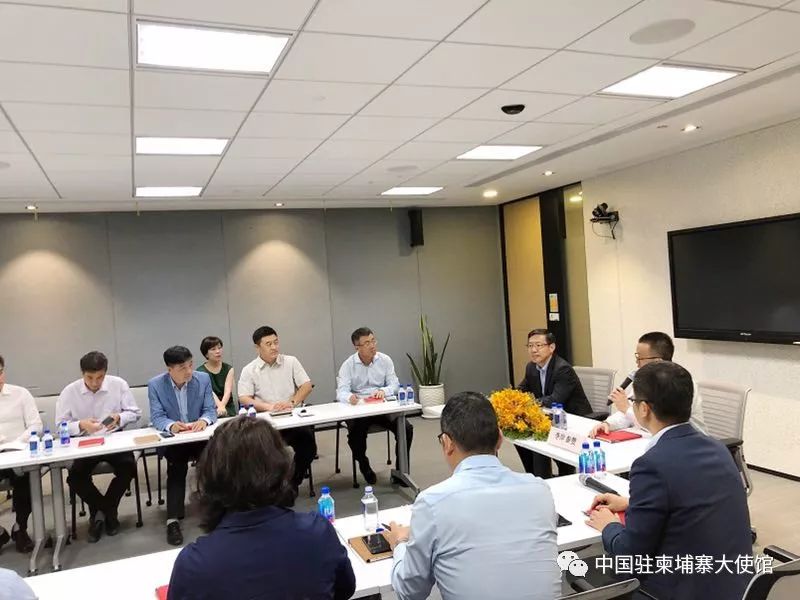 驻柬埔寨使馆召开在柬民营中资企业代表座谈会-2.jpg