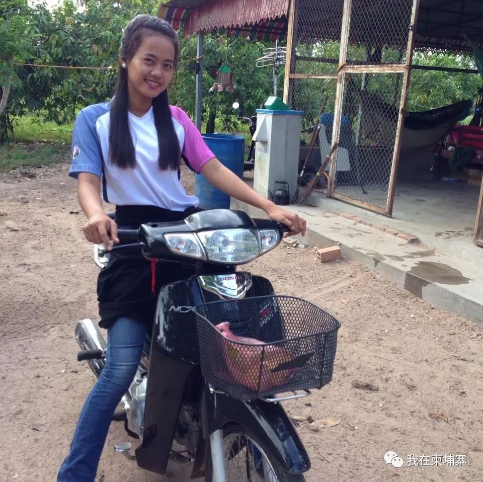 镜头下的柬埔寨姑娘：长相清纯貌美，还不怕吃苦-3.jpg