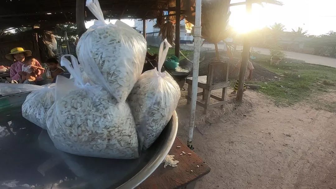 柬埔寨民俗之送水节吃扁米-2.jpg