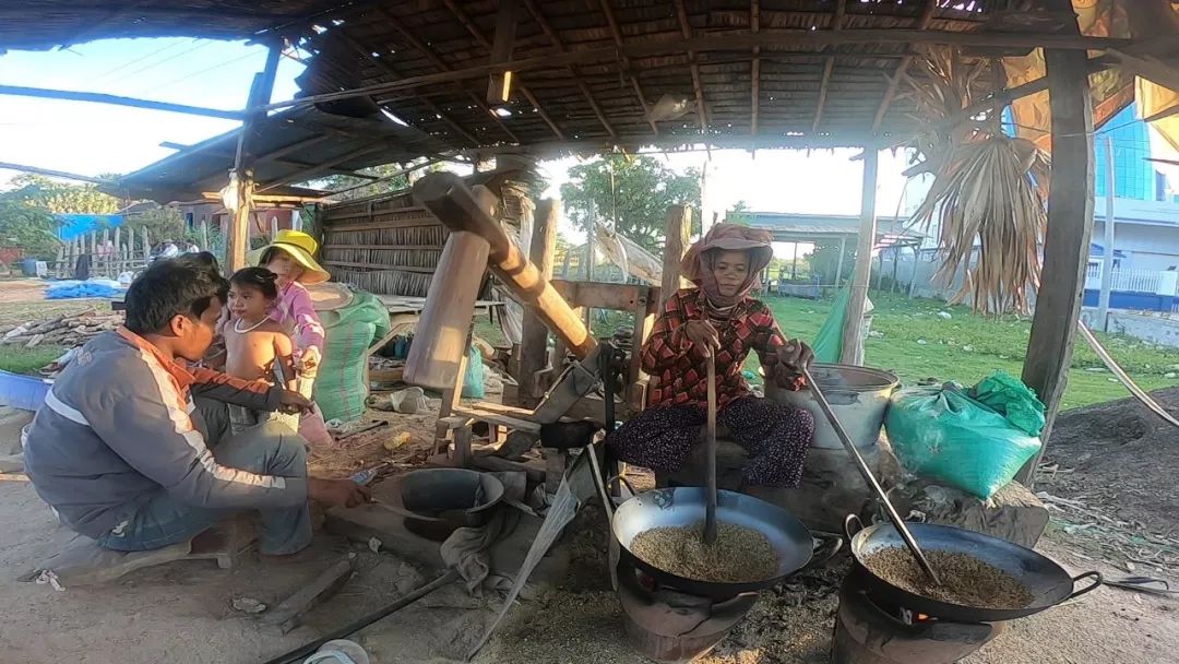 柬埔寨民俗之送水节吃扁米-3.jpg