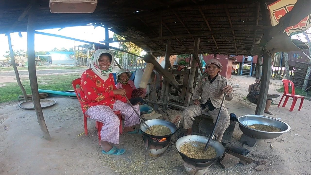 柬埔寨民俗之送水节吃扁米-1.jpg