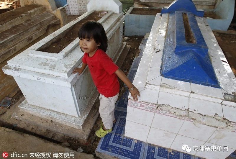 柬埔寨生活在坟堆的贫民，当生存都成问题谈何恐惧-11.jpg
