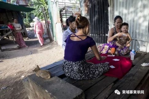 柬埔寨生活在坟堆的贫民，当生存都成问题谈何恐惧-17.jpg