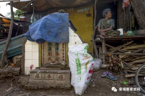 柬埔寨生活在坟堆的贫民，当生存都成问题谈何恐惧-19.jpg