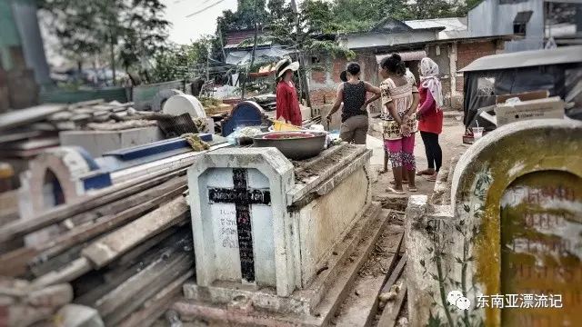 柬埔寨生活在坟堆的贫民，当生存都成问题谈何恐惧-14.jpg