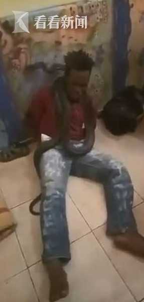 男子疑偷手机遭活蛇缠身逼供 围观警察爆笑 网友:残酷-1.jpg