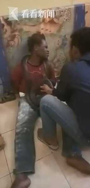 男子疑偷手机遭活蛇缠身逼供 围观警察爆笑 网友:残酷-2.jpg