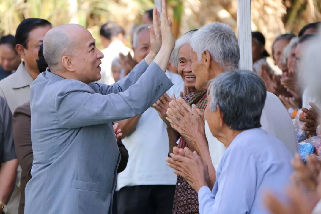西哈莫尼国王亲自下乡慰问民众-1.jpg