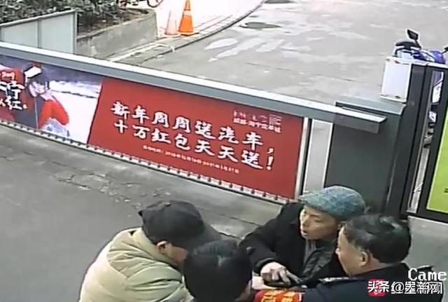 保安被业主扇耳光，转身拿锤子，纠缠中却倒地猝死！-3.jpg