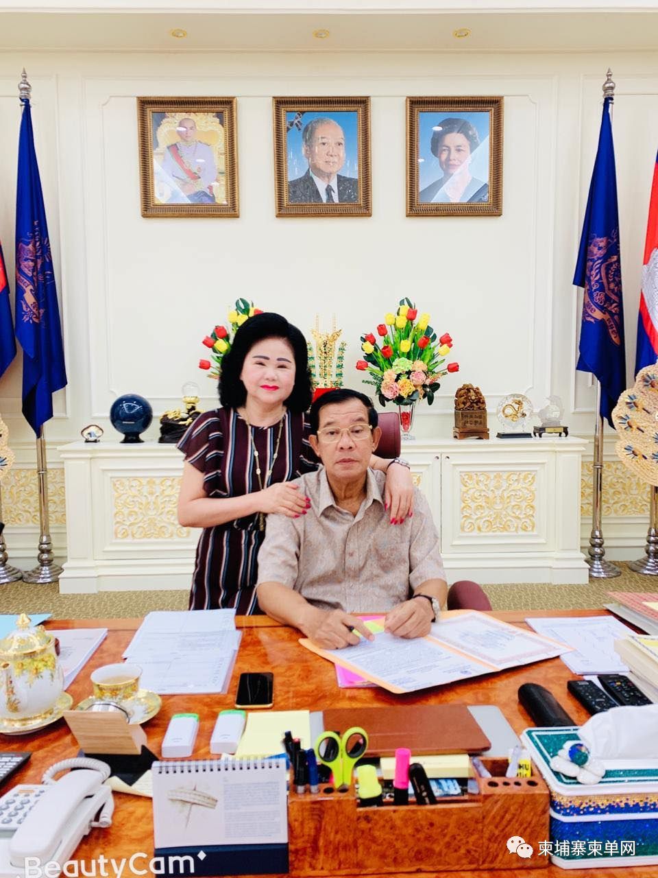 洪森自曝家庭办公场景，穿拖鞋短裤，还有老婆作陪！-2.jpg