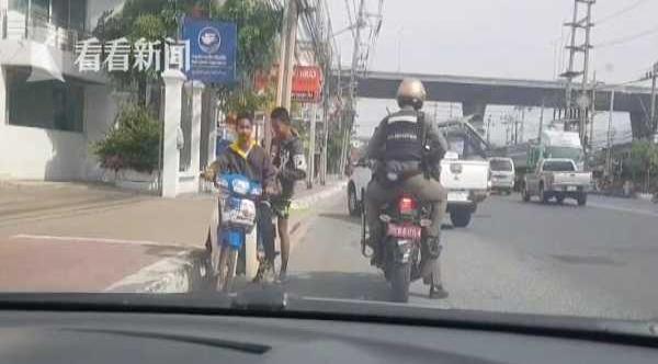 男孩没戴头盔骑摩托被罚没钱付 警察想了这一招-3.jpg