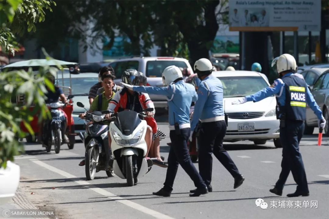 爆料 | 骑摩托车被交警拦下，开口就要 !-2.jpg