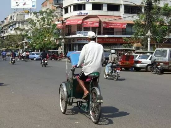 游走在金边闹市的边沿人，在夹缝中保存一天挣不到-3.jpg