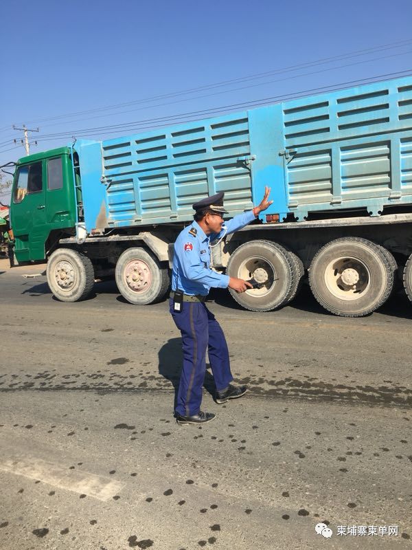 爆料 | “柬交警暴力执法，直接把我的车踢掉漆”-2.jpg