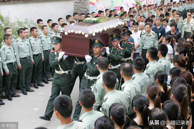 他为救别人家孩子当着女儿面牺牲！-1.jpg