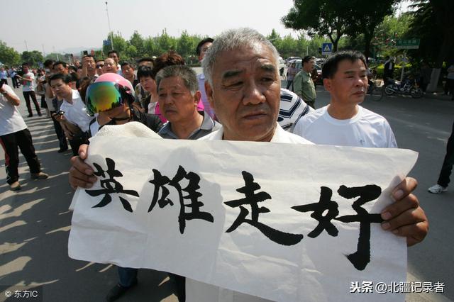 他为救别人家孩子当着女儿面牺牲！-9.jpg