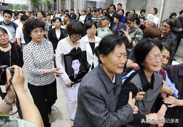 他为救别人家孩子当着女儿面牺牲！-10.jpg