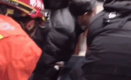 麻将桌爆炸！4名牌友被炸成“黑人”网友:定是“诈胡”-10.jpg