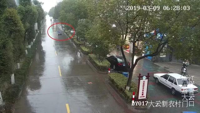 学生好心扶起大妈反被讹：看完监控网友彻底愤怒了！-2.jpg