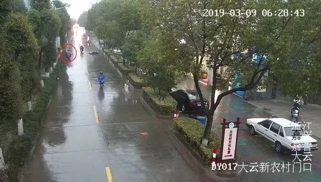 学生好心扶起大妈反被讹：看完监控网友彻底愤怒了！-3.jpg