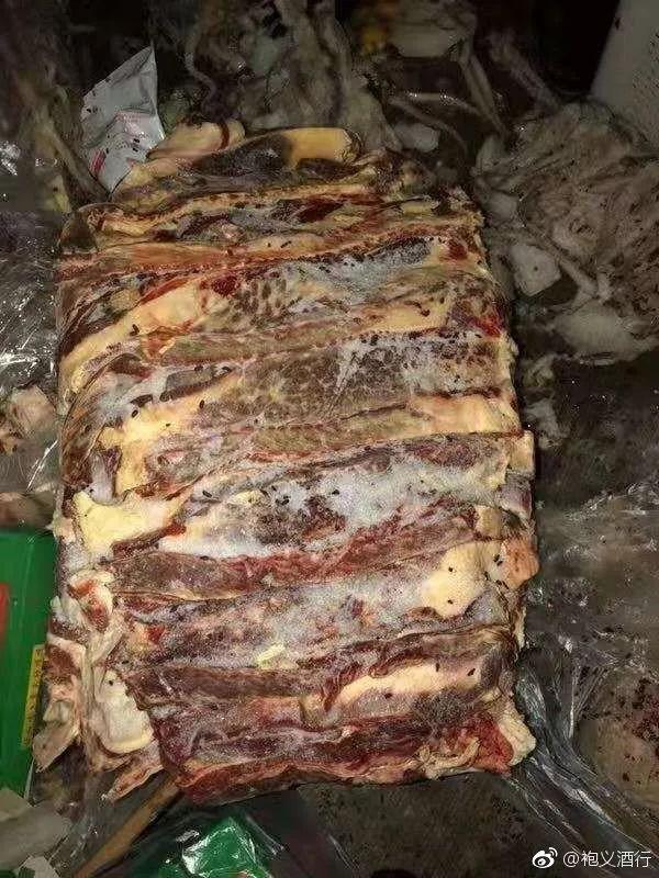 触目惊心！成都一小学食堂给孩子吃发霉水果、变质冻肉-2.jpg