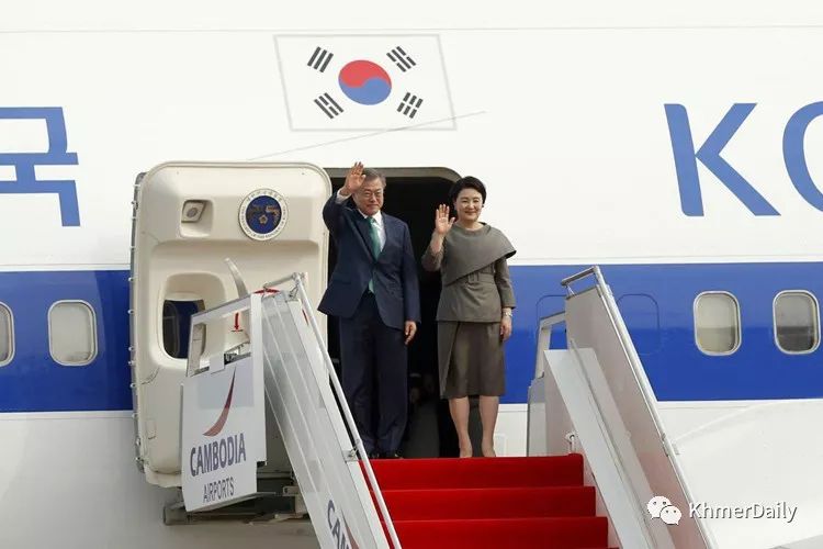 韩国总统文在寅抵达柬埔寨进行国事访问-1.jpg