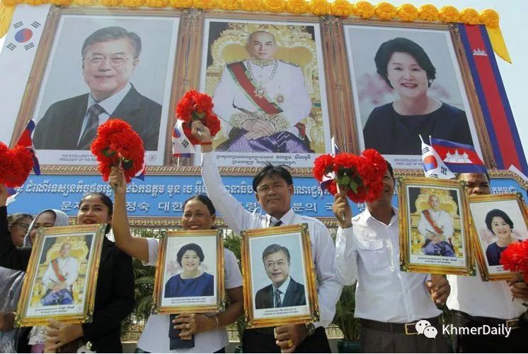 韩国总统文在寅抵达柬埔寨进行国事访问-2.jpg