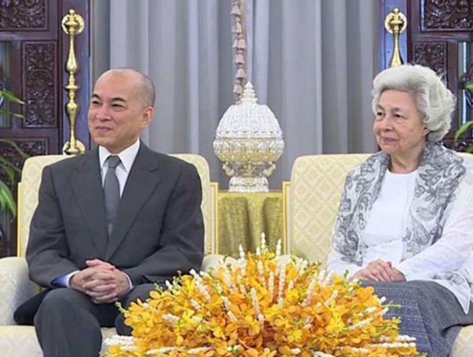 国王和国母今早赴中国体检-1.jpg