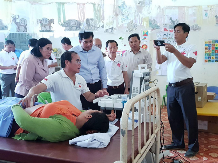 大1志愿医生为市民诊察.jpg