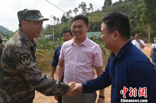 柬埔寨湖南同胞自发慰问在柬“联训”中方官兵-5.jpg