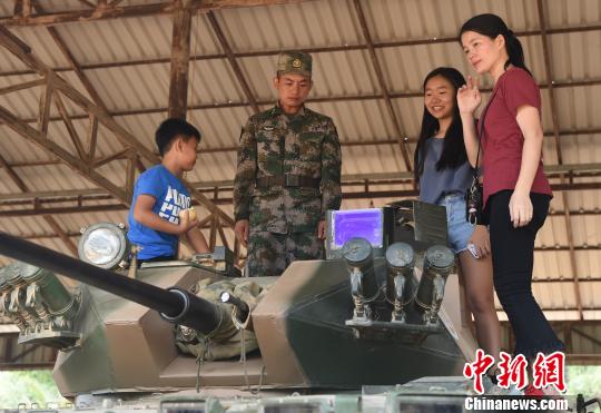 柬埔寨湖南同胞自发慰问在柬“联训”中方官兵-3.jpg