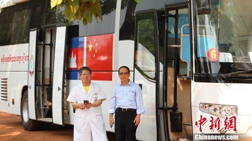 中国“中医义诊”走进柬埔寨暹粒省乡村-1.jpg