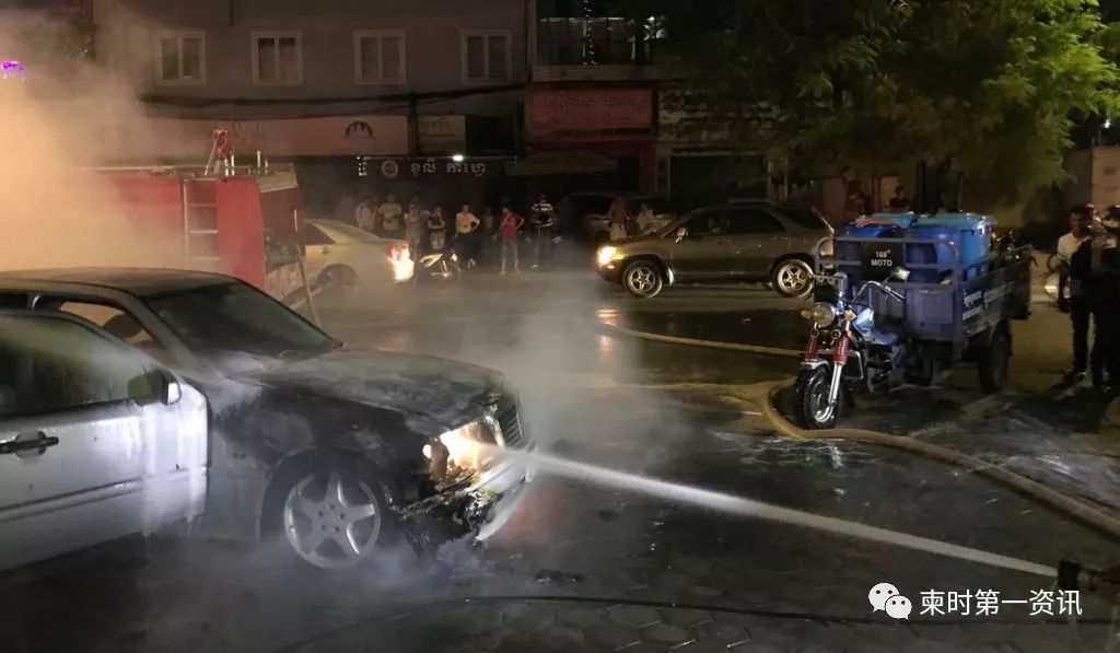 中国男子驾奔驰车突然起火，热心民众前来救火-5.jpg
