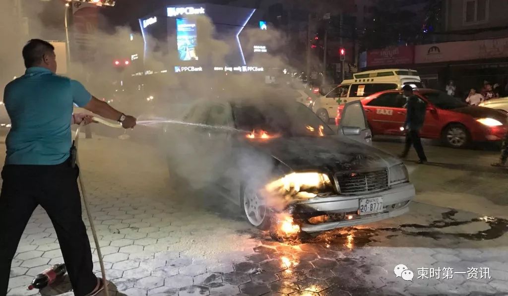 中国男子驾奔驰车突然起火，热心民众前来救火-2.jpg