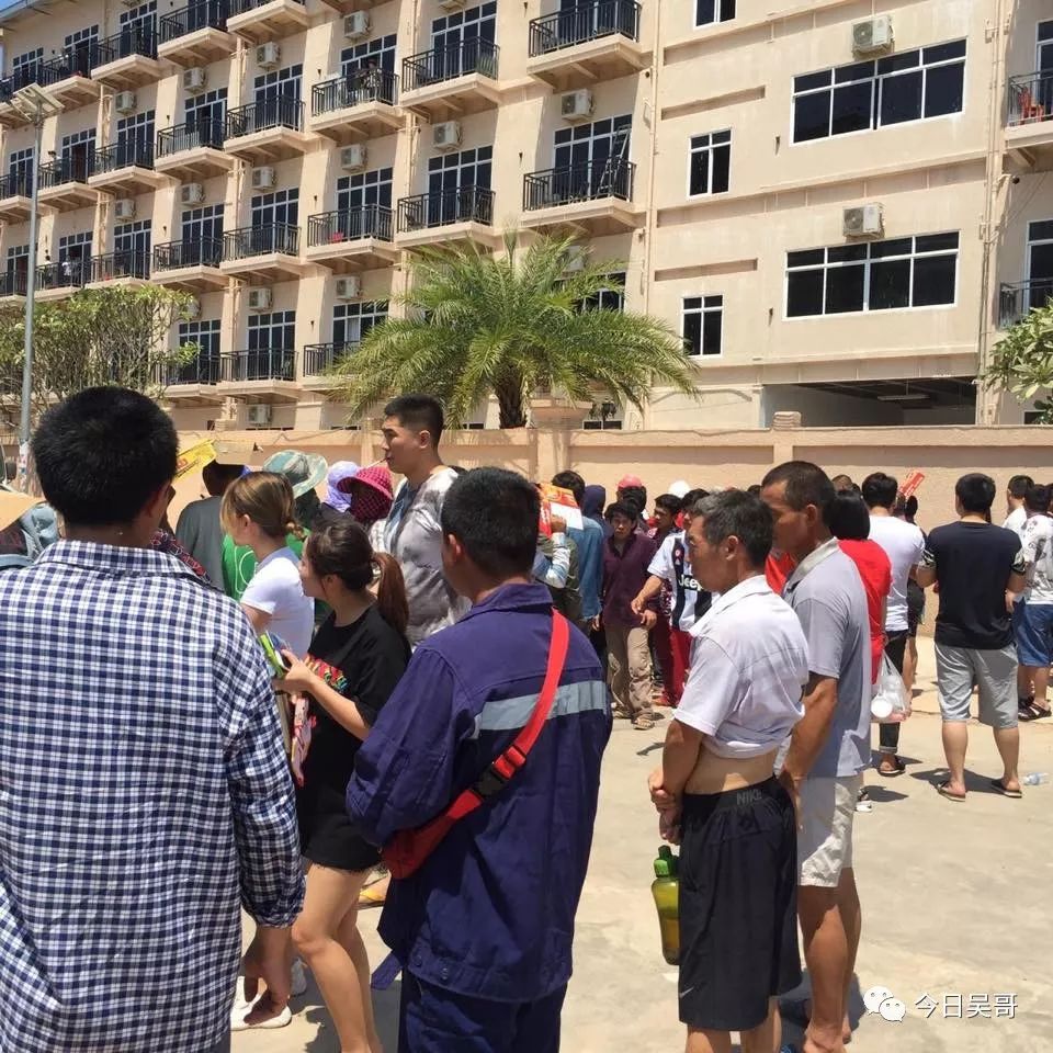西港建筑工人封路讨要血汗钱-2.jpg