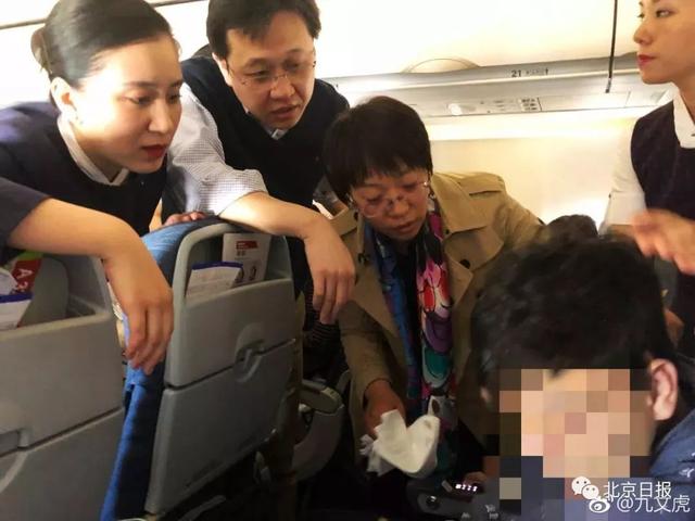男子命大！飞机上突发癫痫，刚好碰到仨专家！-2.jpg